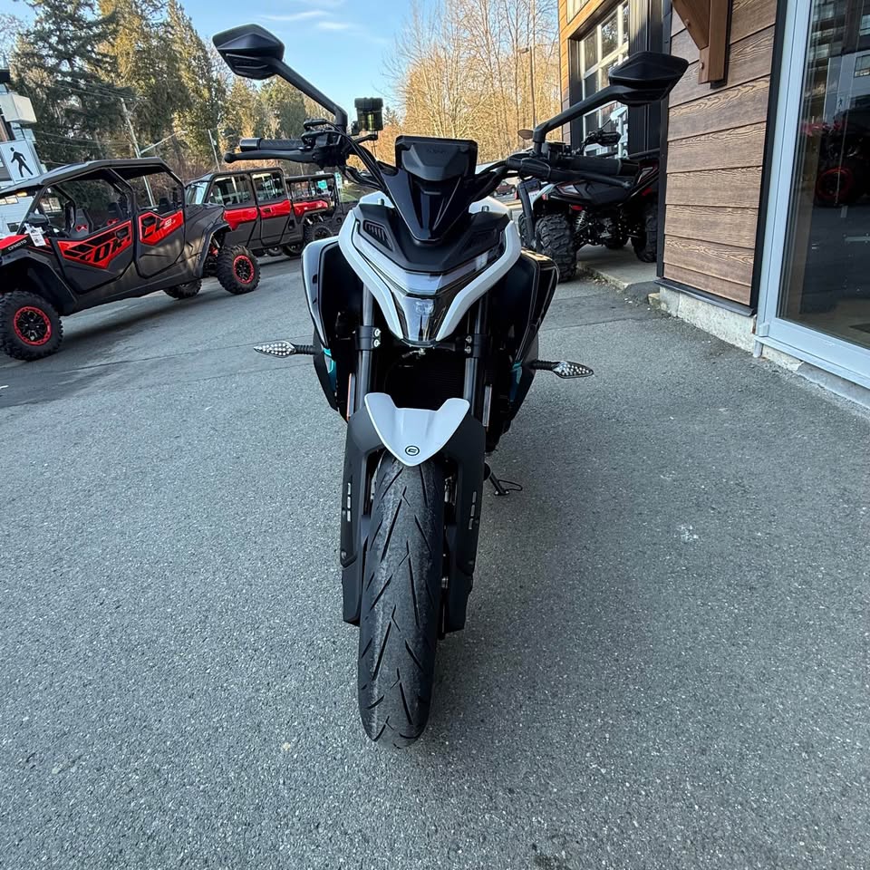 2026 CFMOTO 675 NK - GLACIER WHITE - 3795